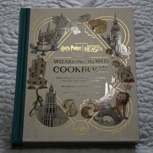 Official Wizarding World COOKBOOK Harry Potter Fantastic Beasts Hardcover 224 pg